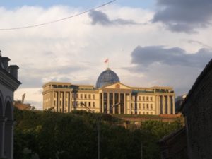 Der in der Ära Saakaschwili (2004-2013) erbaute Präsidentenpalast. Die Glaskuppel steht symbolisch für die Transparenz, die seine Reformen dem Land bringen sollte. 